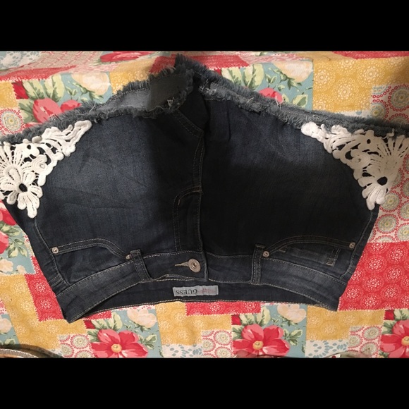 Guess lace jean shorts size 28 - Picture 2 of 3